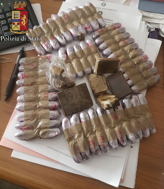 Blitz in borgo Dora: chiuso un minimarket per 15 giorni e trovata droga in un edificio abbandonato