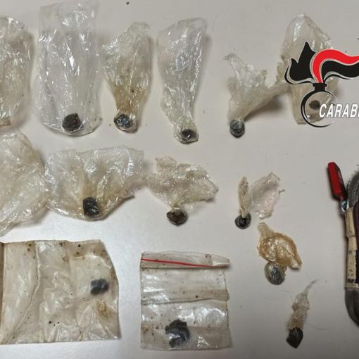 droga sequestrata su un tavolo