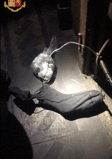 Droga nascosta nella canna fumaria di un edificio di corso Vercelli