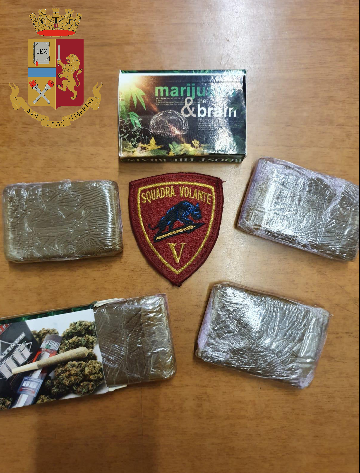 Nascondevano la droga negli slip: in manette per droga