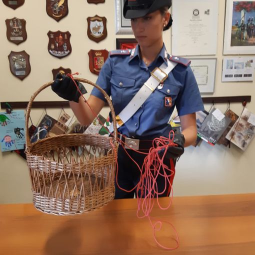 Droga calata dal balcone con il paniere: in manette 4 persone nel Torinese