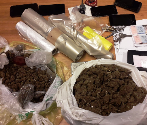 Un Kabu Kabu per trasportare droga: tre arresti a Barriera di Milano