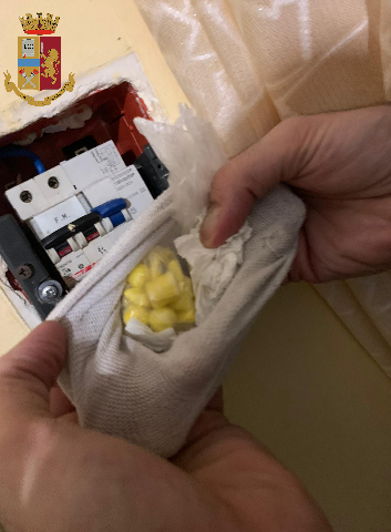 Tre persone arrestate per spaccio e quasi 20 mila euro sequestrati dagli agenti del Commissariato Barriera di Milano