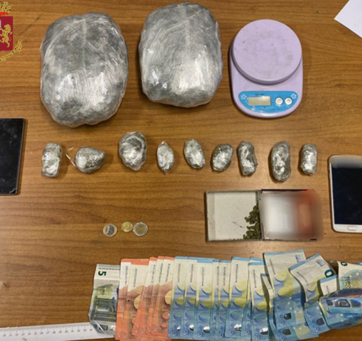 droga e soldi ritrovati dalla polizia