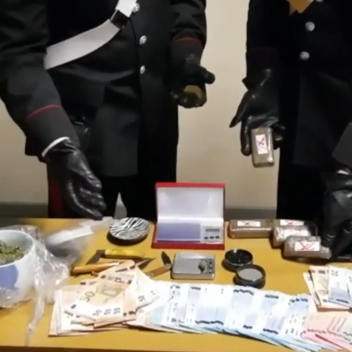 Market della droga a Pavone Canavese: arrestato un uomo, denunciata la convivente