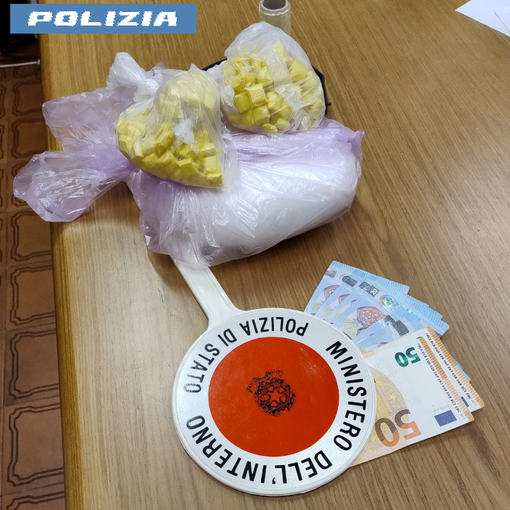 Sorpreso con oltre 1 kg di cocaina e 270 dosi: arrestato dalla polizia