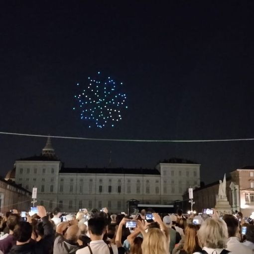 Il cielo si illumina di droni e scoppiano gli applausi: buona la prima per la Torino del futuro