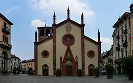 Il portone della cattedrale di Pinerolo imbrattato nella notte