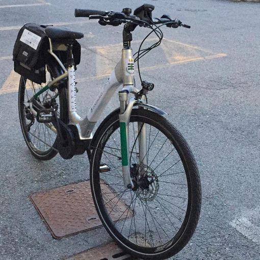 Pinerolo, consegnate le nuove bici elettriche agli agenti della Polizia locale (FOTO)