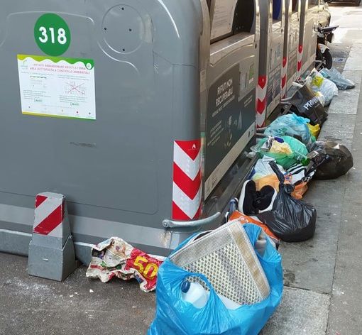 San Donato invasa dai rifiuti, la petizione arriva in Comune. Amiat al lavoro per migliorare le eco-isole
