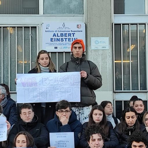 studenti che protestano fuori dalla scuola