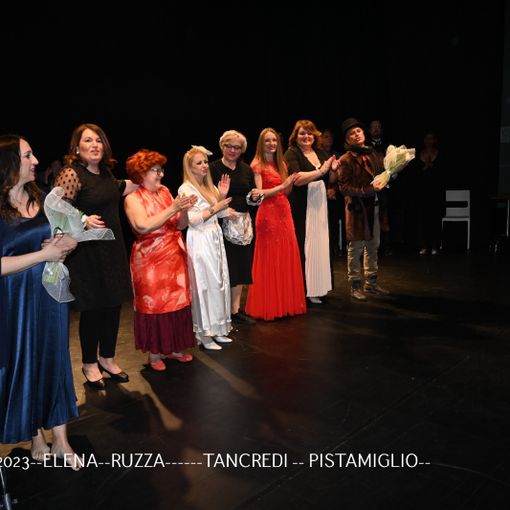 spettacolo teatrale con attori sul palco