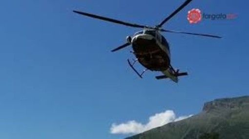 Due motociclisti torinesi bloccati dalla nevicata in corso a Colle Esischie
