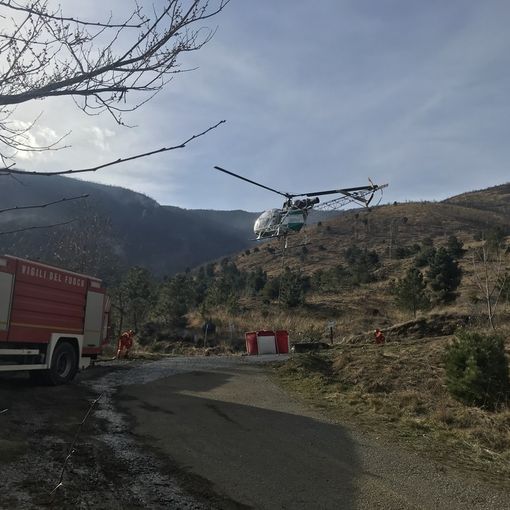 Gli incendi spaventano il torinese: vigili del fuoco al lavoro, si teme l’innalzamento del vento