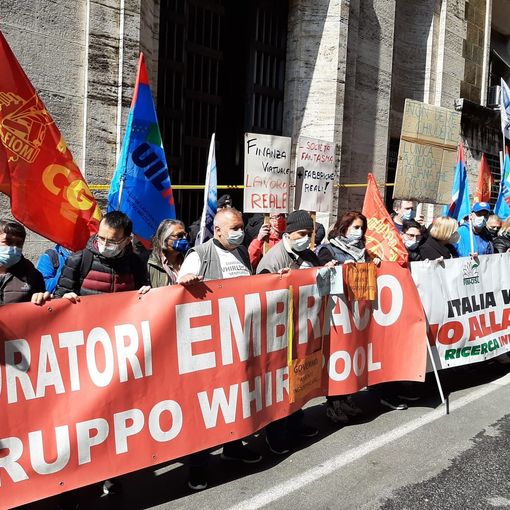 La protesta degli operati di fronte al Mise