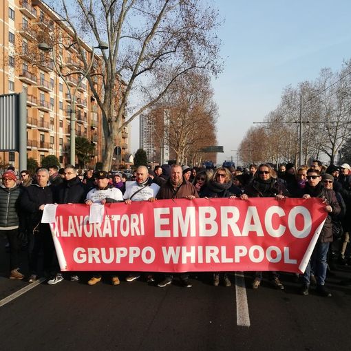 Embraco, lavoratori ancora in strada: &quot;Insopportabile essere presi in giro dalle istituzioni&quot; [FOTO]