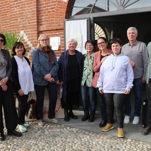 Tante persone davanti all'ingresso dell'Emporio Solidale