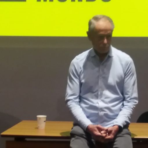 Erri De Luca consegna l'Europa ai giovani: &quot;Il loro voto conta più del mio. Hanno in mano il futuro&quot;