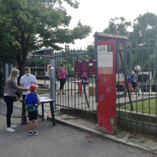 Misurazione della temperatura all'esterno di una struttura estiva per ragazzi