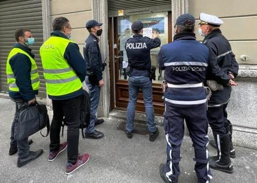 Ristorante sanzionato per 4.600 euro. Tra gli avventori un sedicente investigatore privato: denunciato