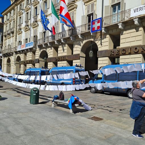 le lettere di licenziamento che furono appese davanti alla Regione Piemonte