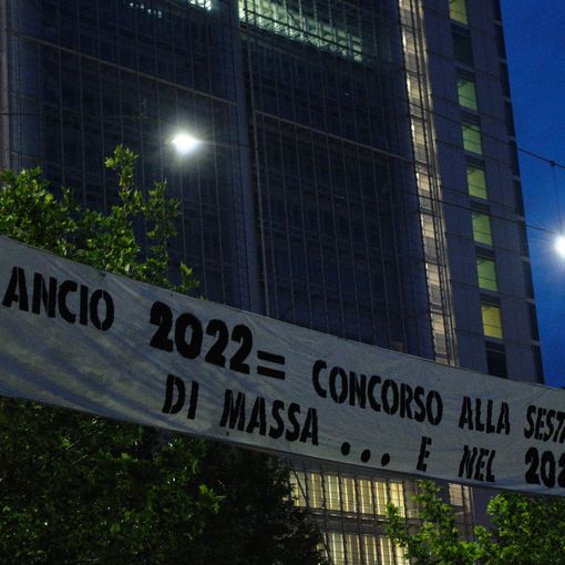 Extinction Rebellion, blitz all'alba fuori dal grattacielo di Intesa Sanpaolo: striscione e scritte contro la banca Extinction Rebellion, blitz all'alba fuori dal grattacielo di Intesa Sanpaolo: striscione e scritte contro la banca