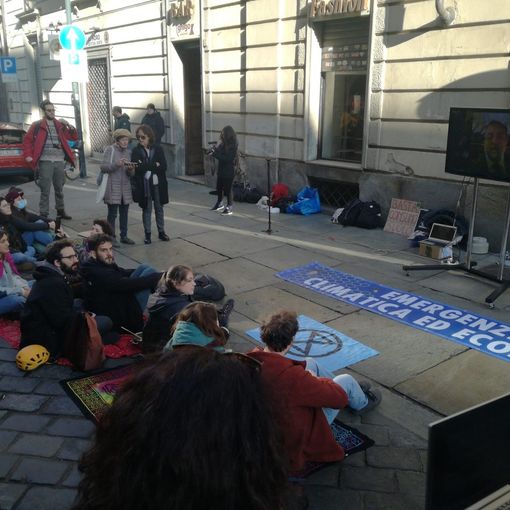 Il presidio di Extinction Rebellion fuori dal consiglio regionale