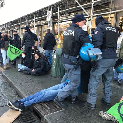 L'iniziativa in piazza Castello degli Extinction Rebellion Torino
