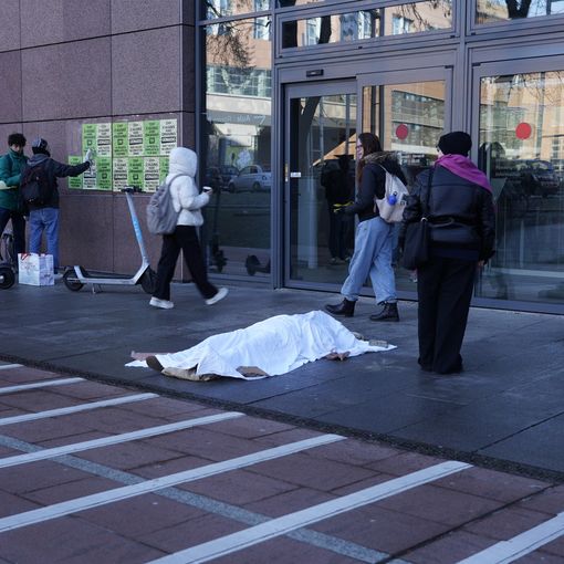 Gli attivisti per il clima ricoprono di manifesti l'ingresso del Politecnico [FOTO E VIDEO]