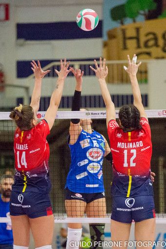 Un'immagine del match tra Lpm Bam Mondovì e Marsala (Foto Guido Peirone)