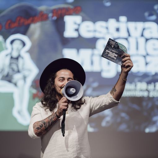 L'attivista Rašid Nikolić fa &quot;irruzione&quot; durante al Festival delle Migrazioni [VIDEO]