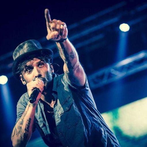 Stasera la voce graffiante di Fabrizio Moro per la prima volta al GruVillage