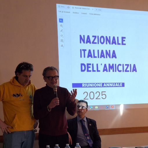 cerimonia con persone che si salutano