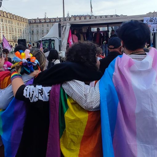 famiglie arcobaleno alla sfilata del pride
