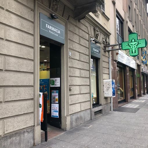 Insegna di una farmacia