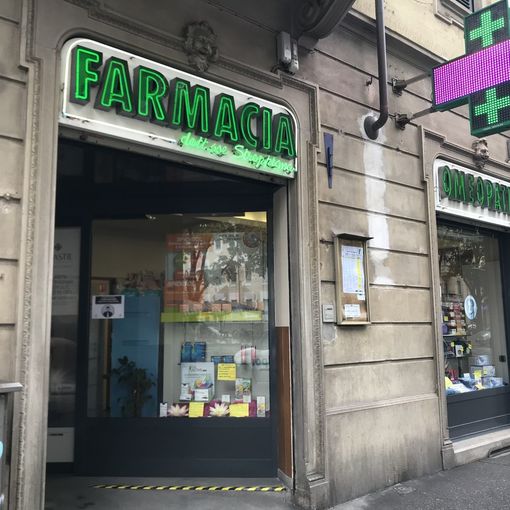 farmacia dall'esterno