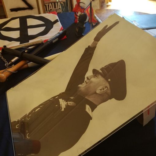 Blitz della digos: perquisizioni e sequestri a gruppi di estrema destra