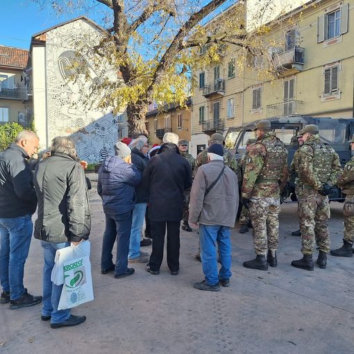 In Barriera un panettone per dire grazie a polizia, militari e ambulanti