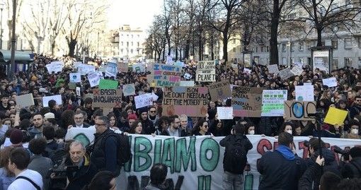 E’ il giorno dei Fridays for Future: la carica dei “ragazzi di Greta” sfila per Torino