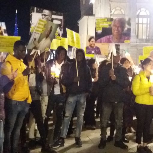 L'umanità intera a testa alta: piazza Castello si illumina per i diritti umani [FOTO]
