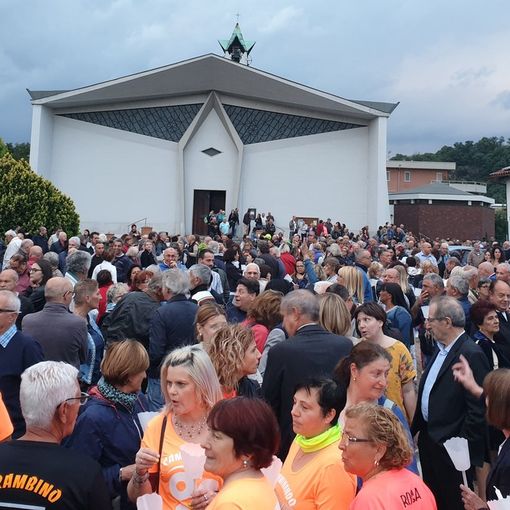Pavone: marcia di solidarietà per il tabaccaio che ha sparato al ladro, uccidendolo [VIDEO]