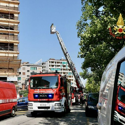 Incendio sul tetto di un palazzo: evacuati parte dei condomini