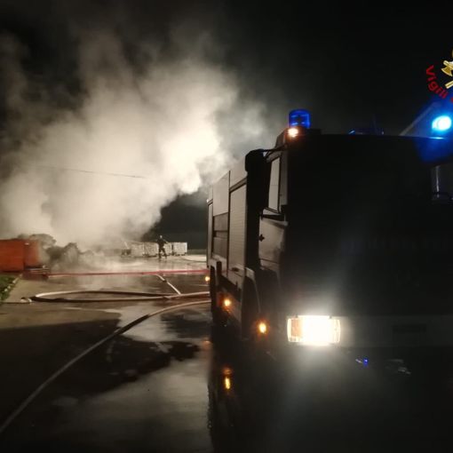 Chiusa San Michele, va a fuoco del materiale plastico