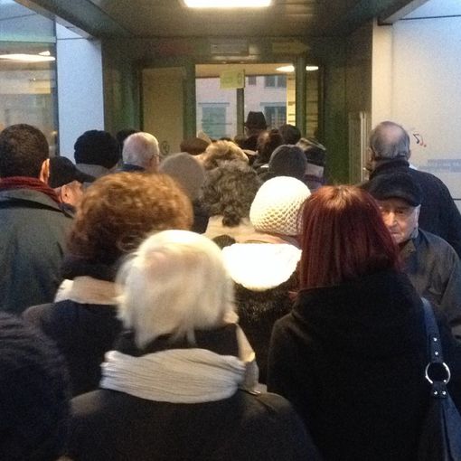 &quot;Corsa al numerino&quot;: le lunghe file per arrivare allo sportello di accettazione Asl