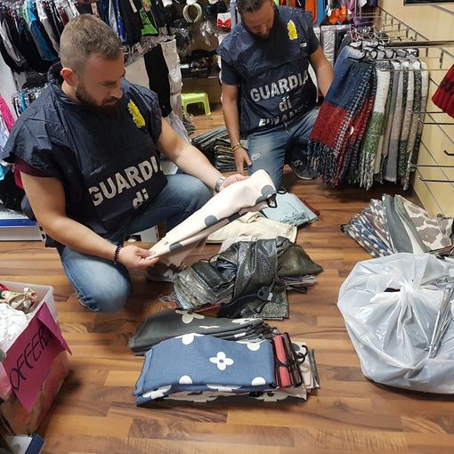 Il cachemire pregiato era semplice acrilico: sequestrata merce per 250mila euro a Rosta