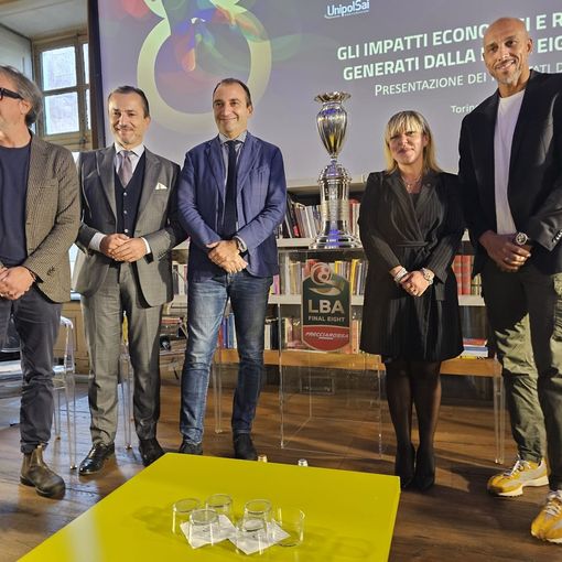 persone sedute su sgabelli
