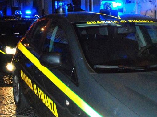 Pesce confezionato in una toilette, saponette e farine sconosciute: sequestrate 7 tonnellate di prodotti falsi made in Italy