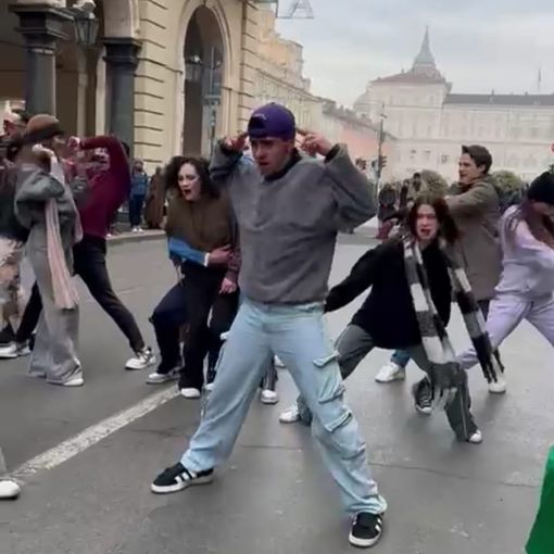 ragazzi che ballano in via Roma