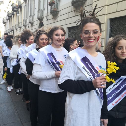 Festa della Donna, flash mob in piazza Castello: catena umana forma numero 8
