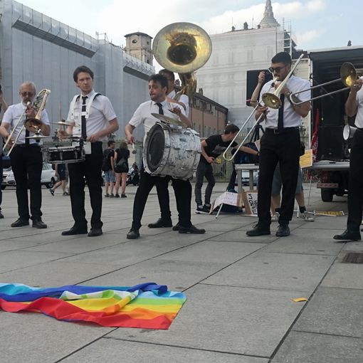 &quot;La guerra la pagano i poveri&quot;: folla multicolore in piazza Castello per lo stop al conflitto sulle note della Bandakadabra [VIDEO]
